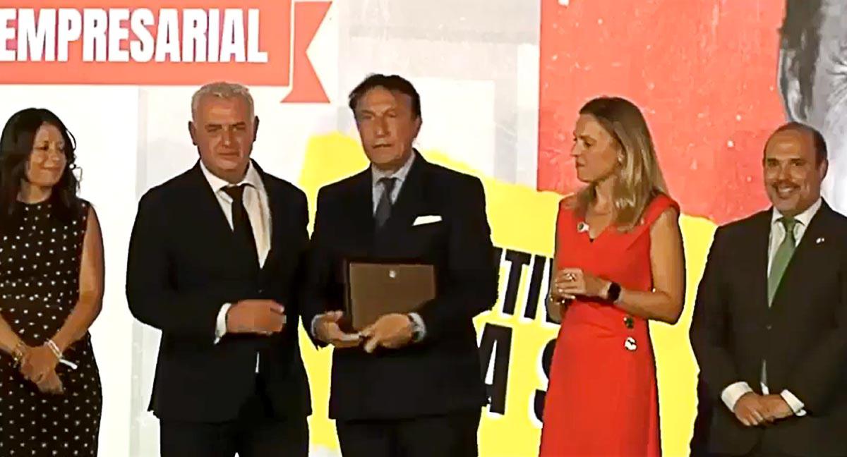 Aperitivos Tapa recibe la Placa al Mérito Empresarial de Guadalajara