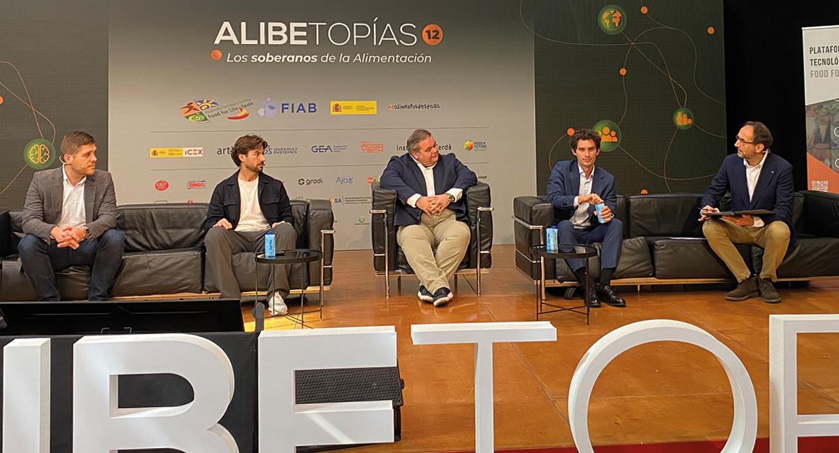 Mesa redonda moderada por Juan Díaz, gerente de Asincar, con Melchor Martínez, director de Acesur; Guillermo Mena, director de Innovación de Fruselva; Kilian Zaragozá, CEO y fundador de Naria, y Alban Meheust, Regional Sales Manager de Dassault- Centric Software