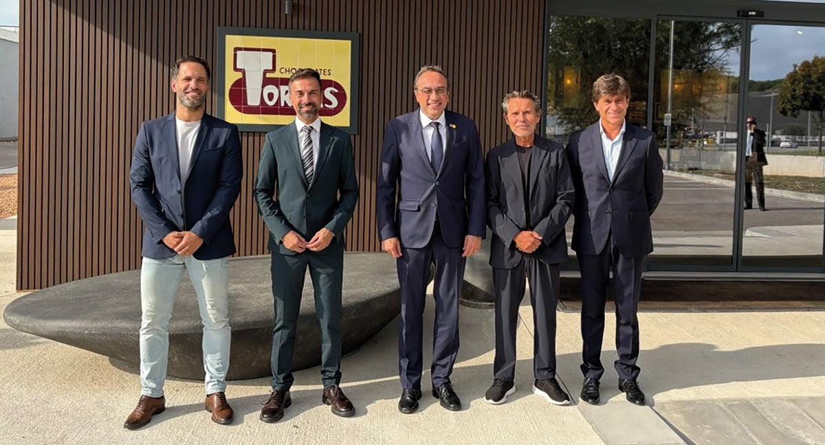 Josep Rull visita las instalaciones de Chocolates Torras
