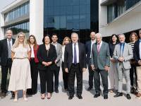 Jordi Hereu visita Frit Ravich para conocer su hoja de ruta industrial