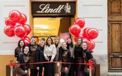 Lindt presenta su boutique remodelada en Valencia y abre el primer Chocolate Bar en la ciudad