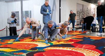 Tanis bate un récord mundial con un mosaico de Rembrandt hecho de jellies