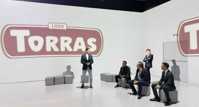 Josep Rull visita las instalaciones de Chocolates Torras