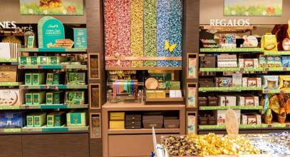 Lindt presenta su boutique remodelada en Valencia y abre el primer Chocolate Bar en la ciudad