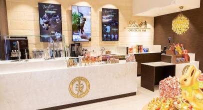 Lindt presenta su boutique remodelada en Valencia y abre el primer Chocolate Bar en la ciudad