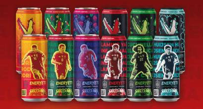 Eneryeti viste sus latas con los jugadores de ‘La Roja’ para el Mundial
