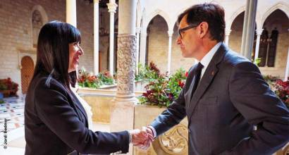 Lola Fernández Paniagua, vicepresidenta de Coneqtia, saluda al President de la Generalitat de Cataluña