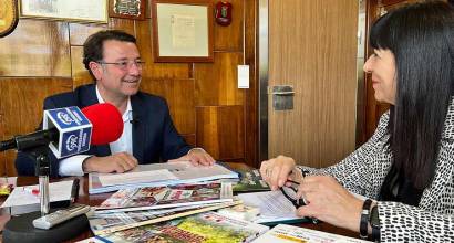 Fernando Renta, director general de Chocolates Lacasa, durante la entrevista con Lola Fernández Paniagua, directora de Dulces Noticias