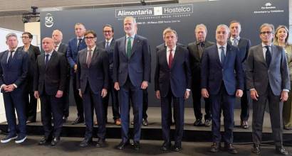 S.M. el rey Felipe VI, acompañado del ministro Agricultura, Pesca y Alimentación, Luis Planas, y el presidente de la Generalitat de Cataluña, Salvador Illa, junto con el resto de autoridades de Alimentaria y Hostelco en la inauguración