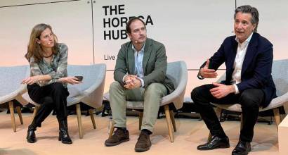 Núria Moreno, directora global out of Home y US, Worldpanel by Numerator; João Almeida, líder de Mercado, KFC Iberia, y Alexandre Simón, CEO de Burger King France durante una de las ponencias en The Horeca Hub