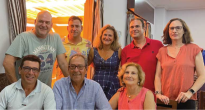 Blas Sánchez junto a su familia en una fotografía de la celebración del 25 aniversario de Frutos Secos San Blas en 2022