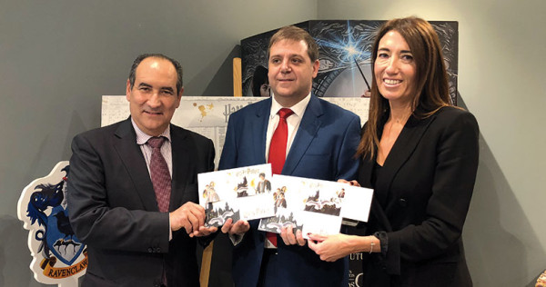 Correos presenta su sello de Harry Potter en la sede de Warner Bros España