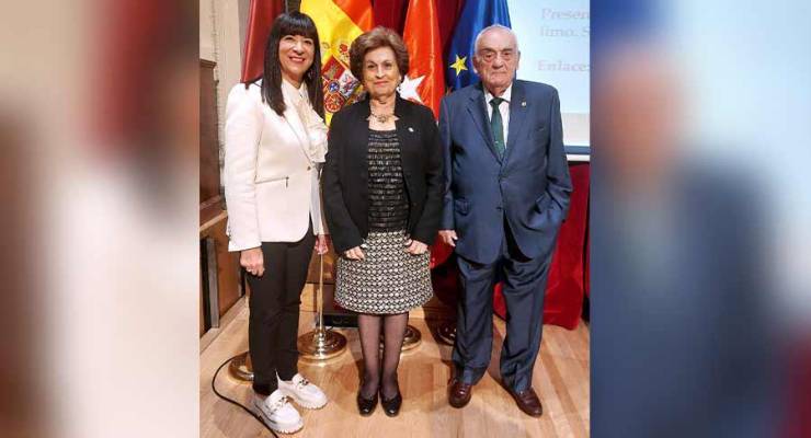 Pilar Sánchez -Simón Muñoz, vocal del Real Casino de Madrid y Alfredo Gómez Gil, director del ciclo “Nuestros Socios”, en el que se enmarcó la ponencia de Lola Fernández Paniagua