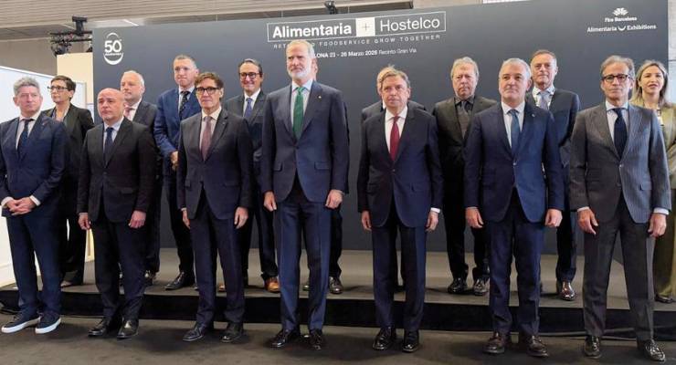 S.M. el rey Felipe VI, acompañado del ministro de Agricultura, Pesca y Alimentación, Luis Planas, y el presidente de la Generalitat de Cataluña, Salvador Illa, junto con el resto de autoridades de Alimentaria y Hostelco en la inauguración