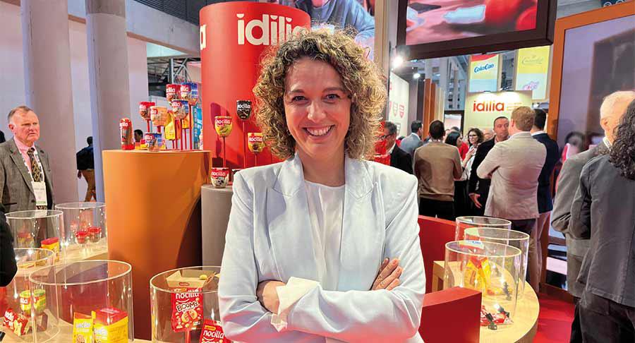 Anna Morejón, responsable de Comunicación de Idilia en el stand de la compañía