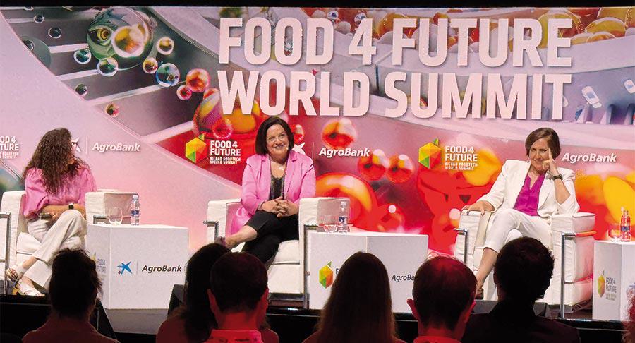 Rosa Carabel, CEO de Eroski; Judith Viader, CEO de Frit Ravich, y Susana Entero, CEO de Kellanova