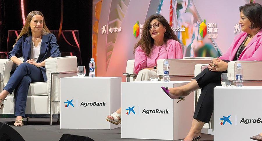 Antonella Sottero, General Manager de Ferrero; Rosa Caabel, Ceo de Eroski, y Judith Viader, CEO de Frit Ravich