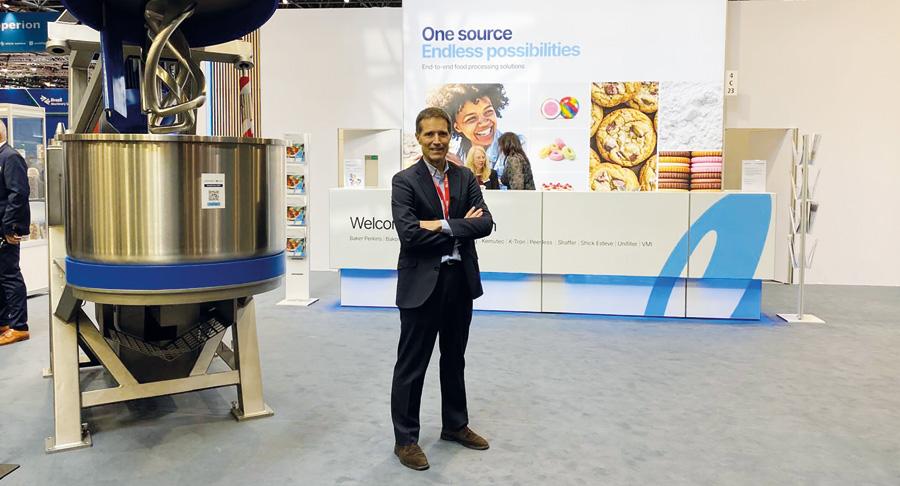 Héctor Maristany, de L.E. Jackson, en el stand de Coperion