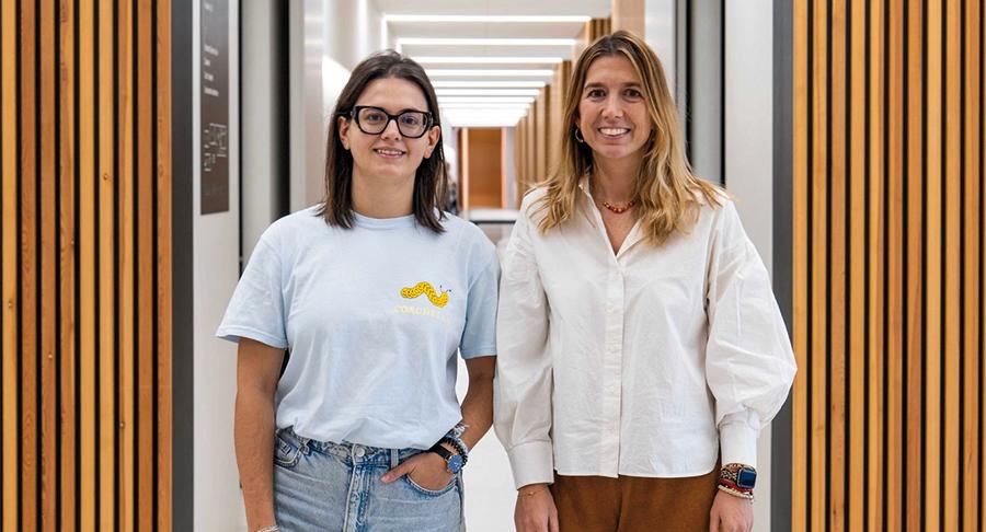 Las investigadoras Anna Clua y Cristina Fornaguera, de IQS.