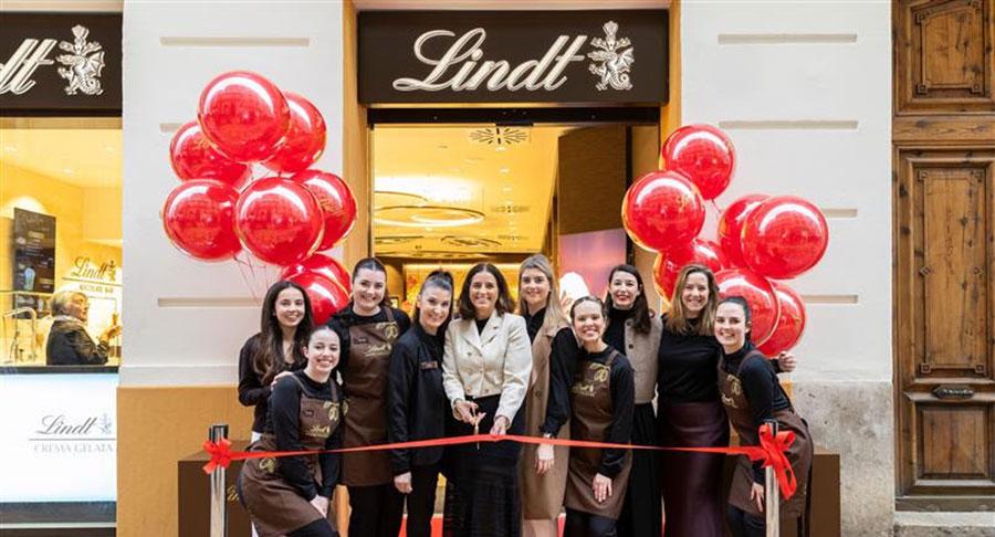 Lindt presenta su boutique remodelada en Valencia y abre el primer Chocolate Bar en la ciudad