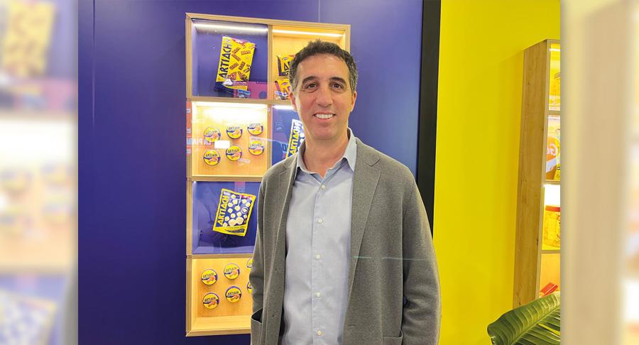 Javier Coromina, responsable de Comunicación de Adam Foods en el stand de la compañía