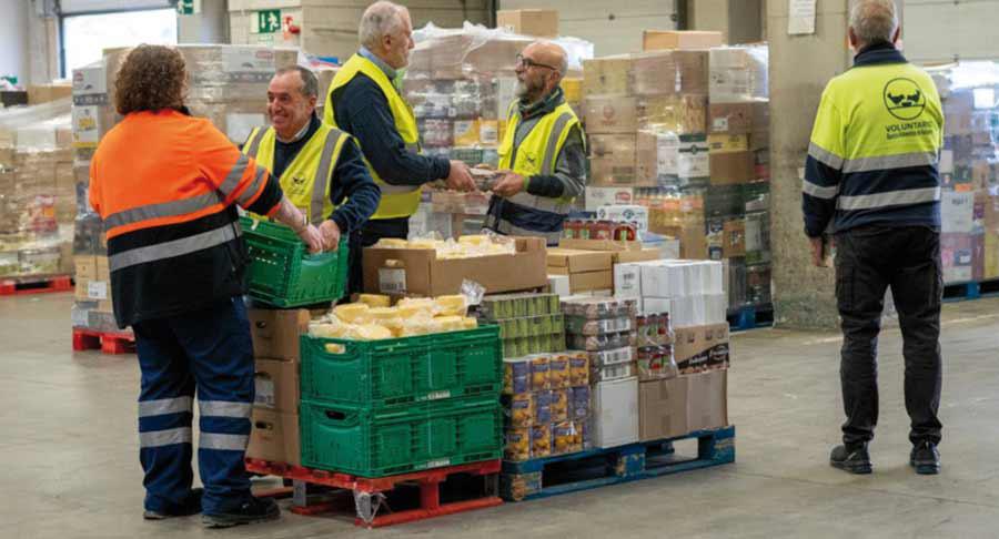 Fundación Alimerka refuerza su compromiso social con la donación de productos y la entrega de vales