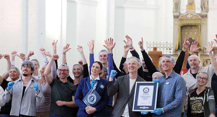 Tanis bate un récord mundial con un mosaico de Rembrandt hecho de jellies